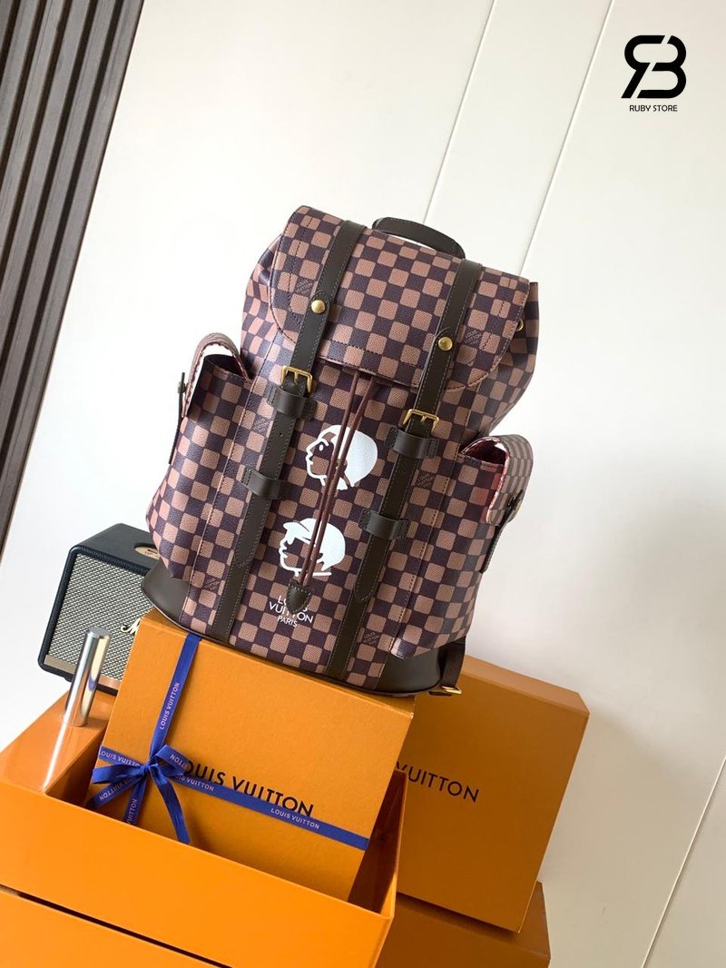 Ba Lô LV Christopher MM x Nigo Pharrell N40769 góc nghiêng chi tiết