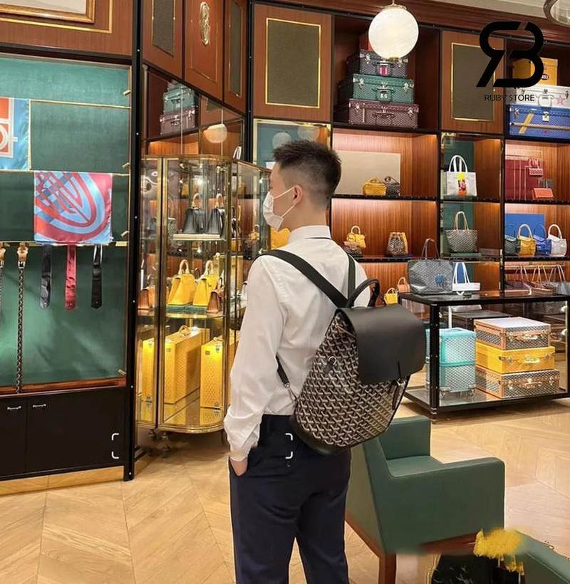 Nam mặc sơ mi trắng và quần tây mua ba lo Goyard tại Store chính hãng