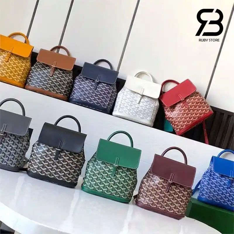 Nhiều mẫu balo Goyard trên bàn trắng