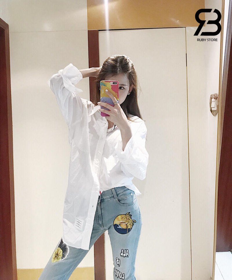 Áo thom browne màu trắng Phối với jeans trẻ trung cho nữ