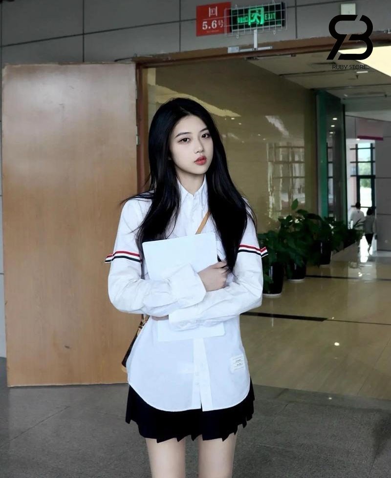 Áo thom browne trắng Phối với chân váy nữ tính màu đen
