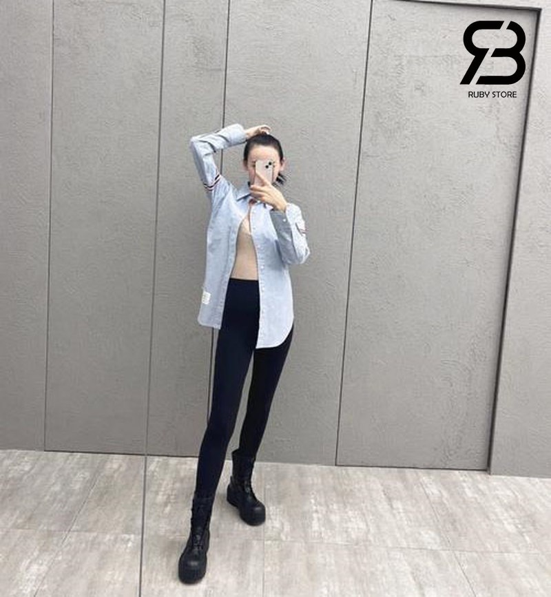 Phối áo thom browne màu xanh dương với set áo crop top trắng và quần jogger màu đen