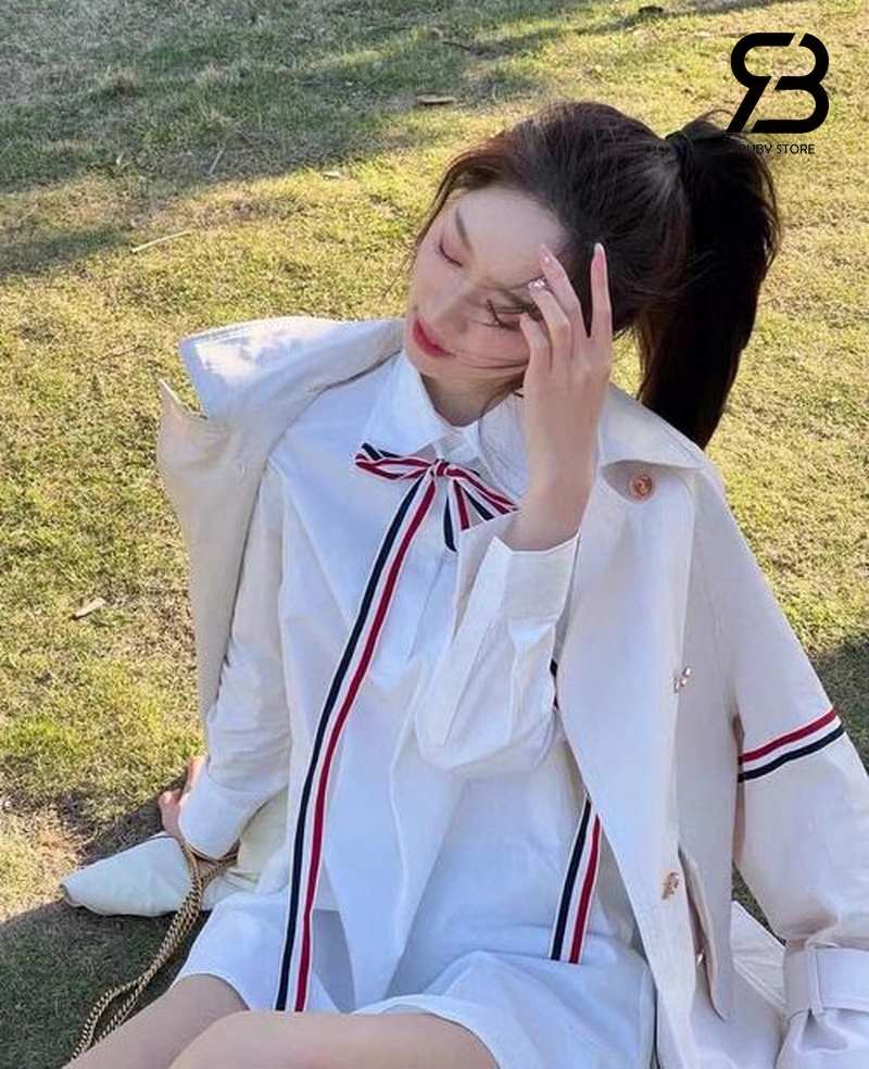 Áo thom browne màu trắng phối áo khoác màu kem và phụ kiện cho nữ