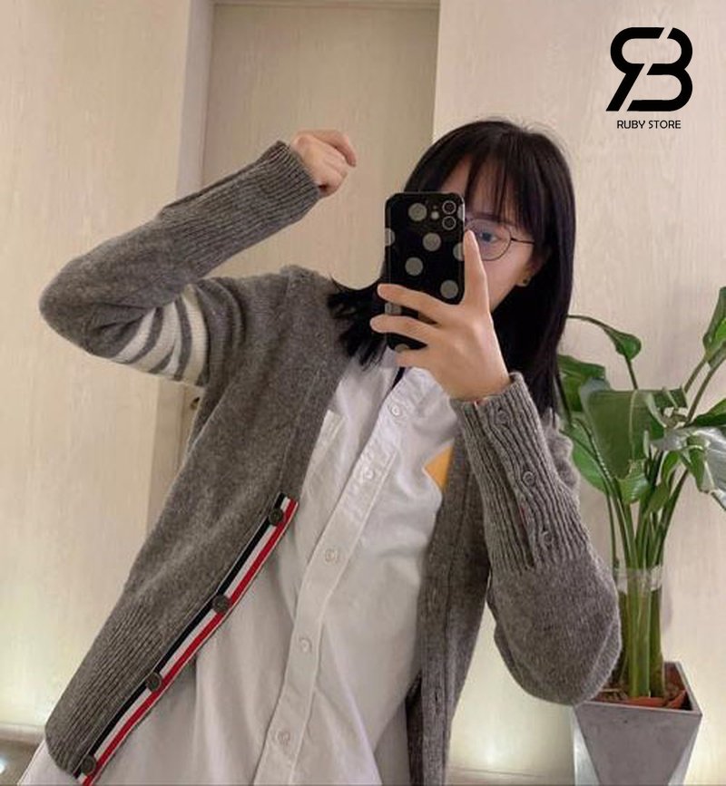 Áo thom browne màu trắng kết hợp áo cardigan màu xám cho nữ