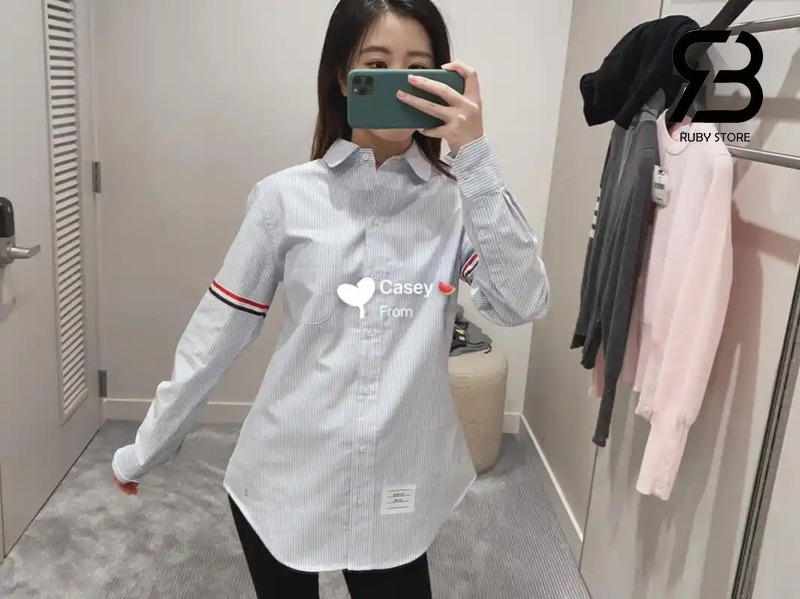 Áo thom browne màu xanh phối với quần jogger màu đen cho nữ