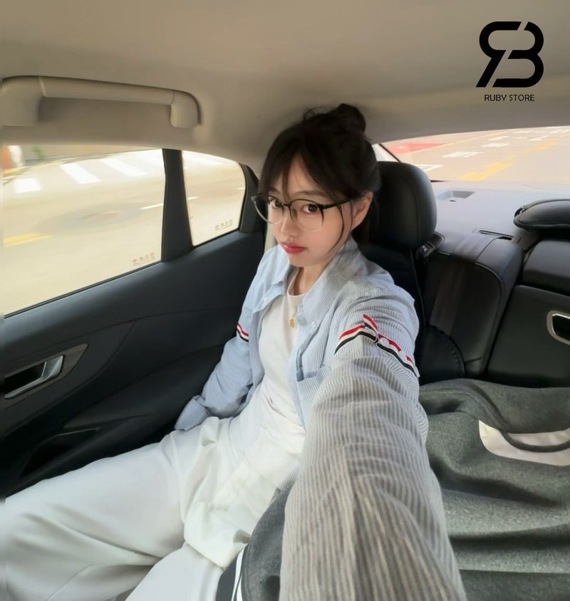 Áo thom browne màu xanh dương Phối với quần tây thanh lịch màu trắng cho nữ