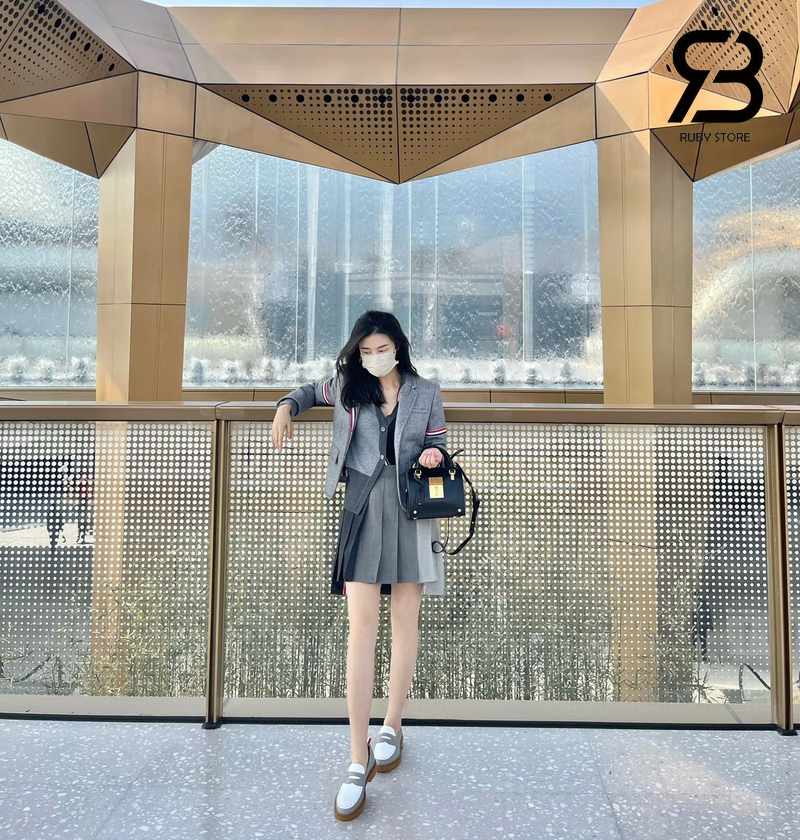 Set bộ thom browne màu xám phối với giày tây cho nữ