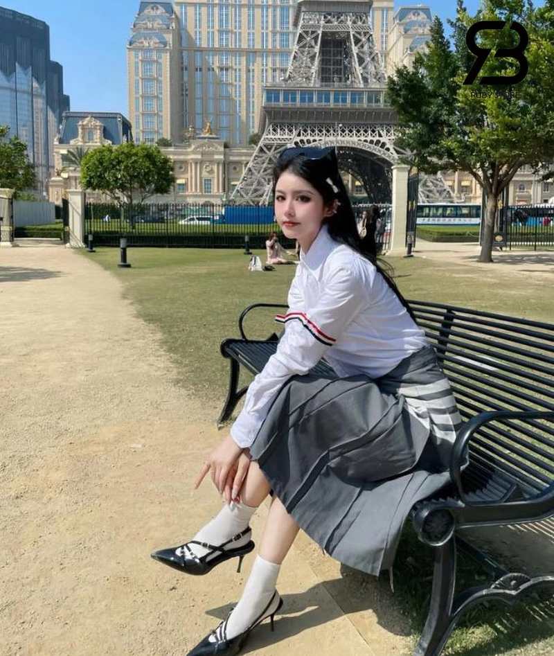 Áo thom browne màu trắng phối với váy dài màu xám cho nữ