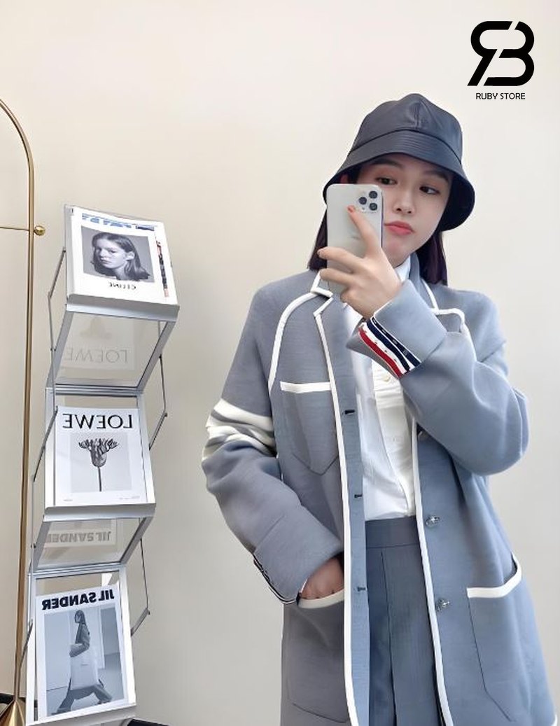 Áo thom browne màu trắng phối với áo blazer màu xám cho nữ