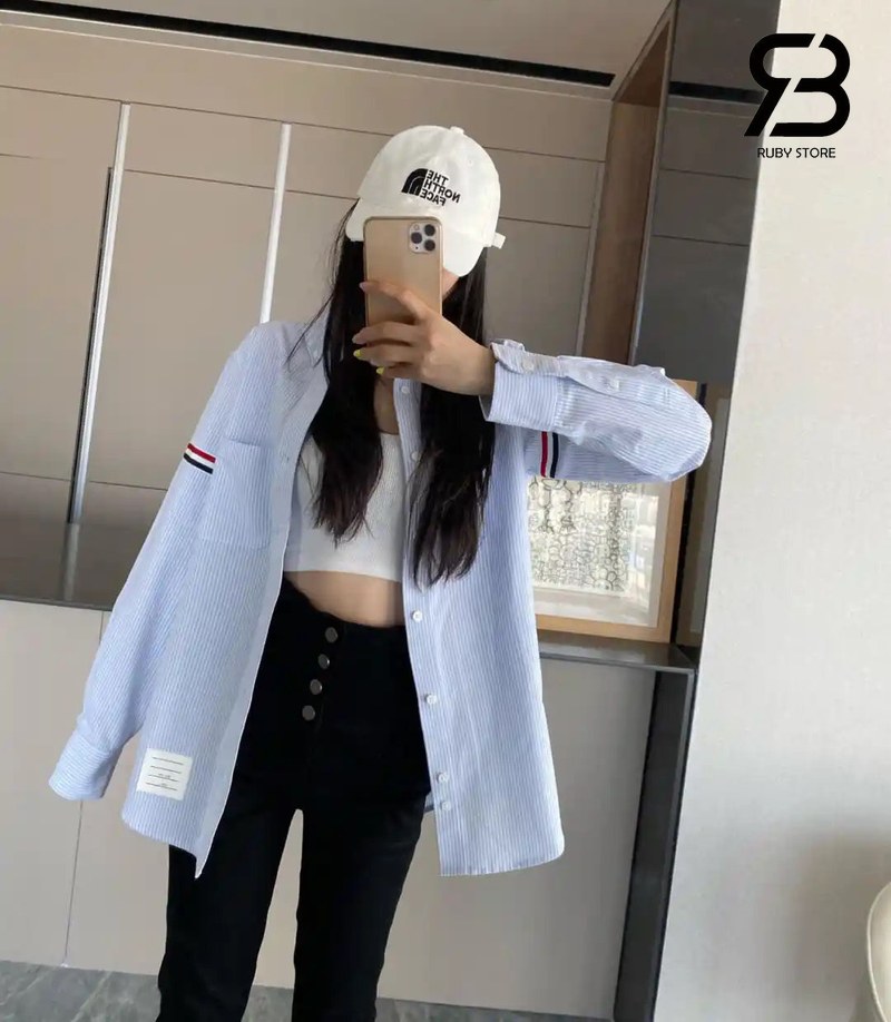 Phối áo thom browne màu xanh dương với set áo crop top trắng và quần jogger màu đen
