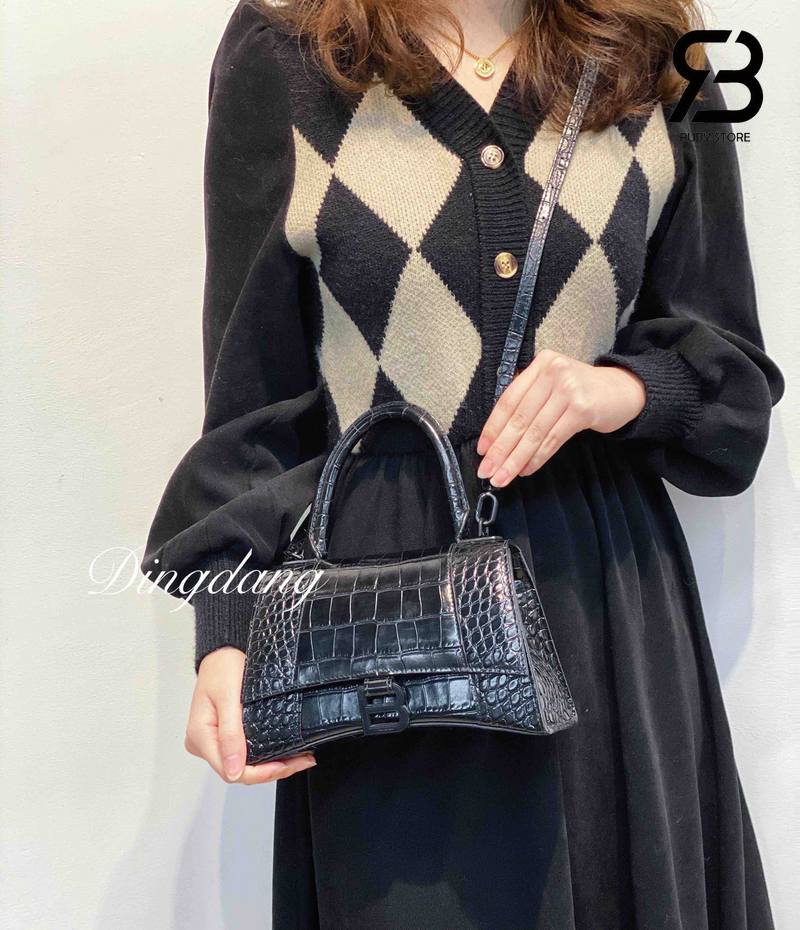 Nữ mang túi Balenciaga màu đen phối đồ công sở