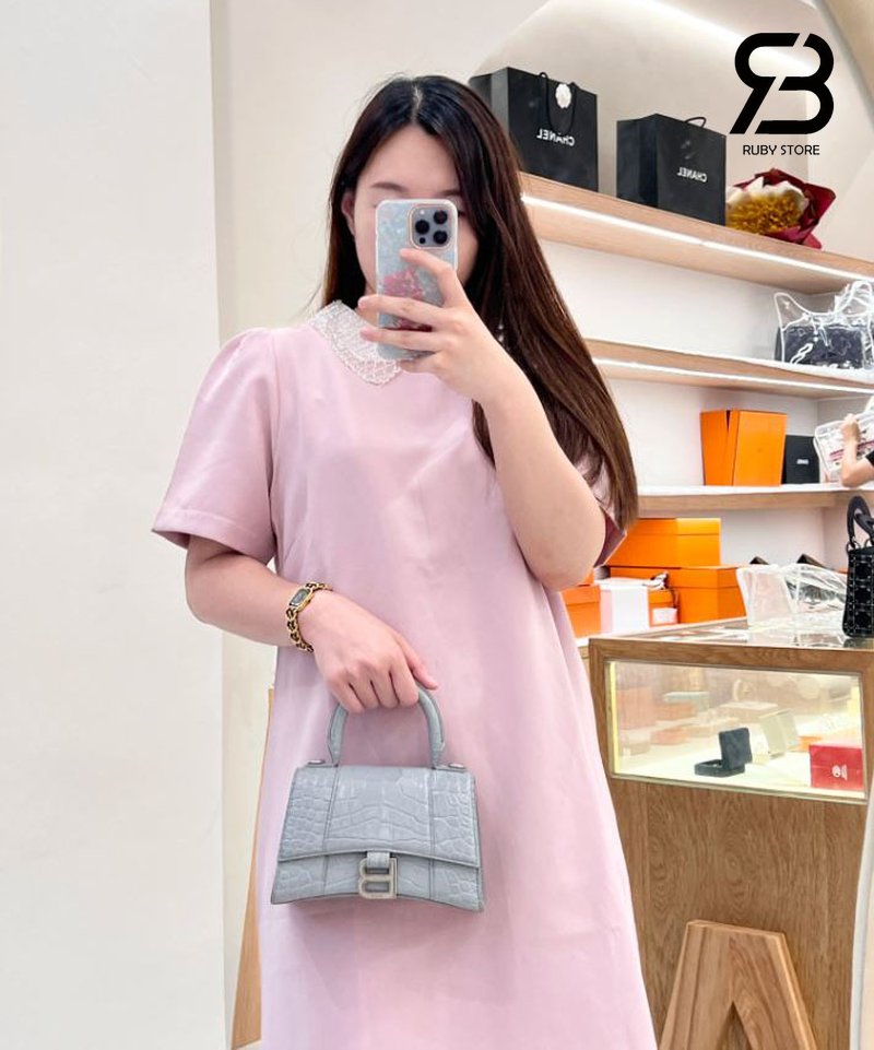 Nữ mang túi Balenciaga màu xám phối váy hồng