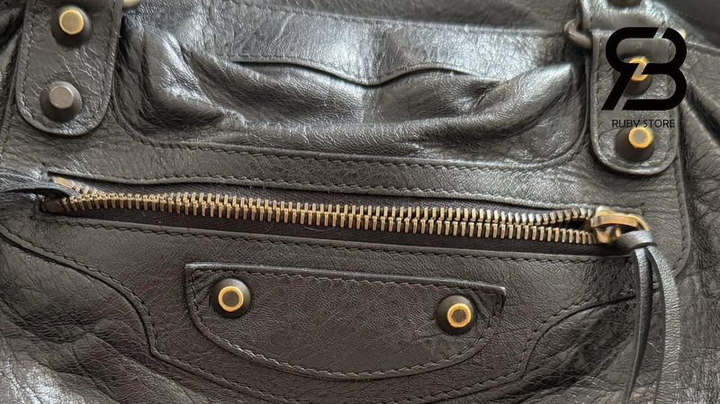 Antique Brass (kim loại cổ điển) trên túi Balenciaga