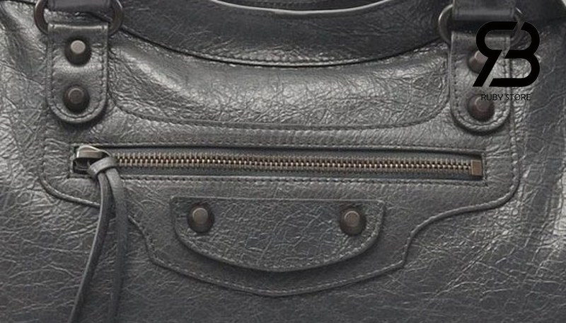 Gunmetal phần cứng trên túi Balenciaga