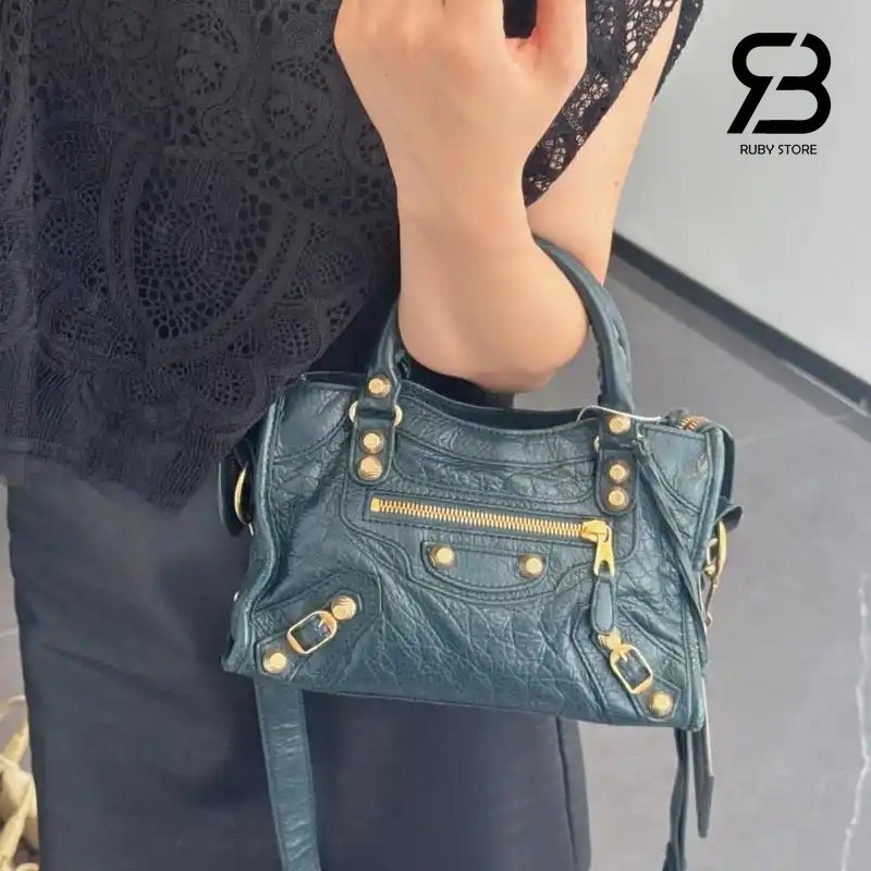 Nữ mang túi Balenciaga xanh dương với outfit màu đen