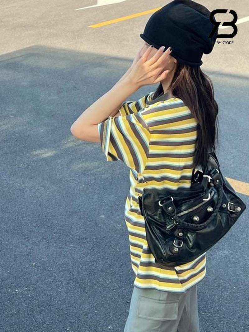 Túi Balenciaga Neo Cagole City màu đen phối nữ áo xanh vàng, quần jean