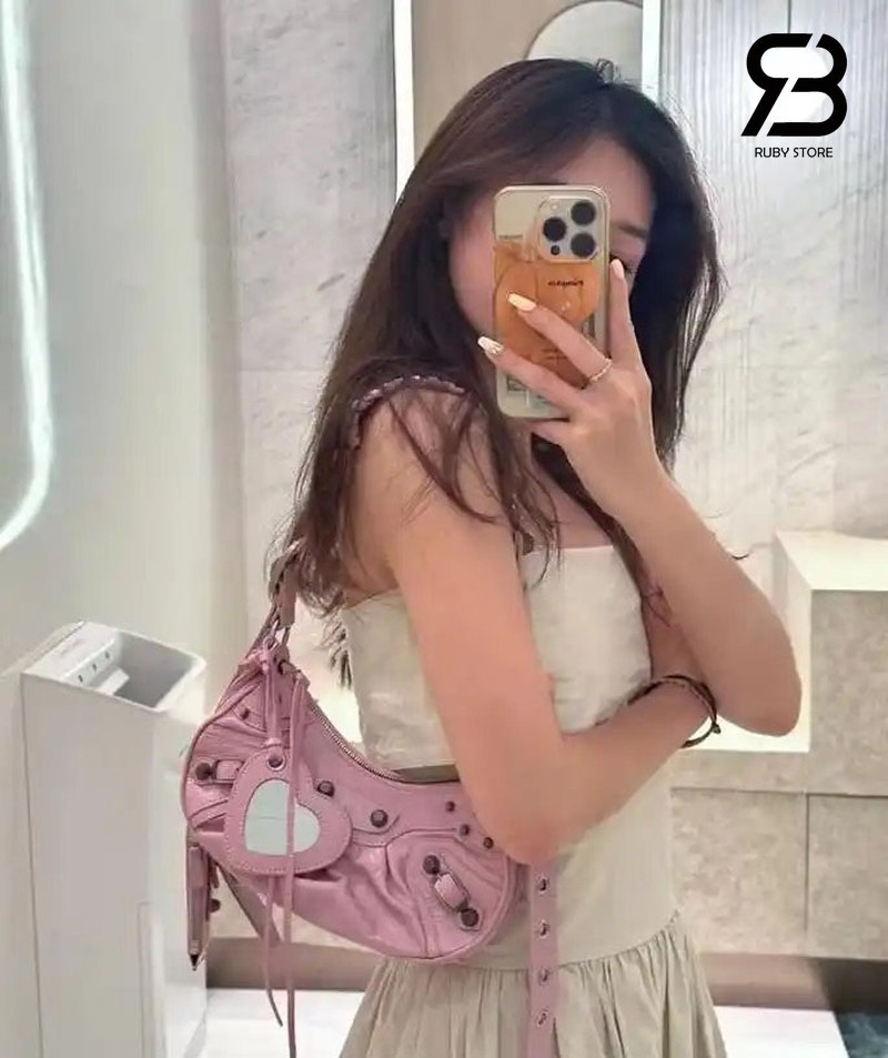 Nữ đeo túi Balenciaga màu hồng với outfit trắng