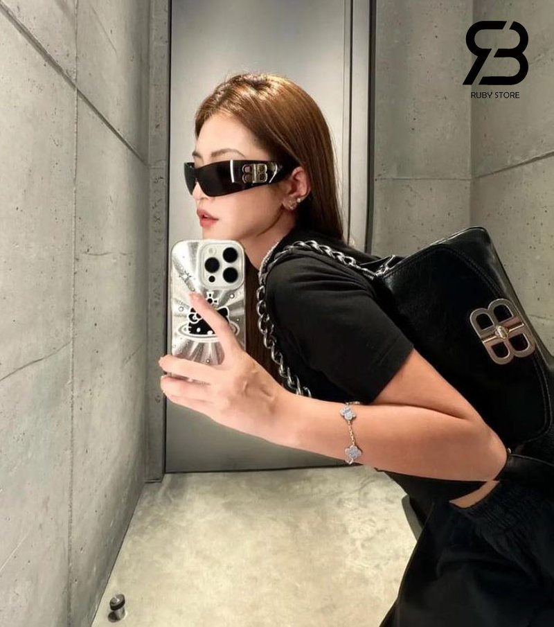 Nữ mang túi Balenciaga màu đen với outfit đen chụp ảnh trước gương