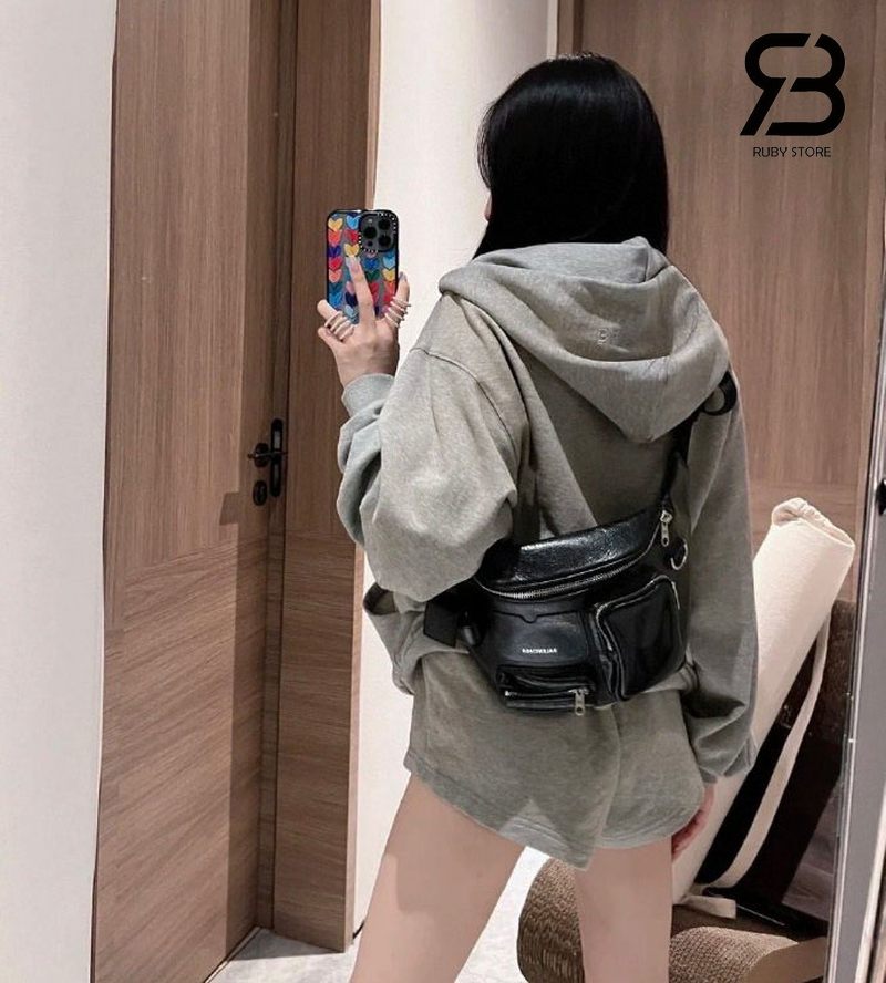 Túi Balenciaga Superbusy màu đen phối nữ mặc áo hoodies màu xám