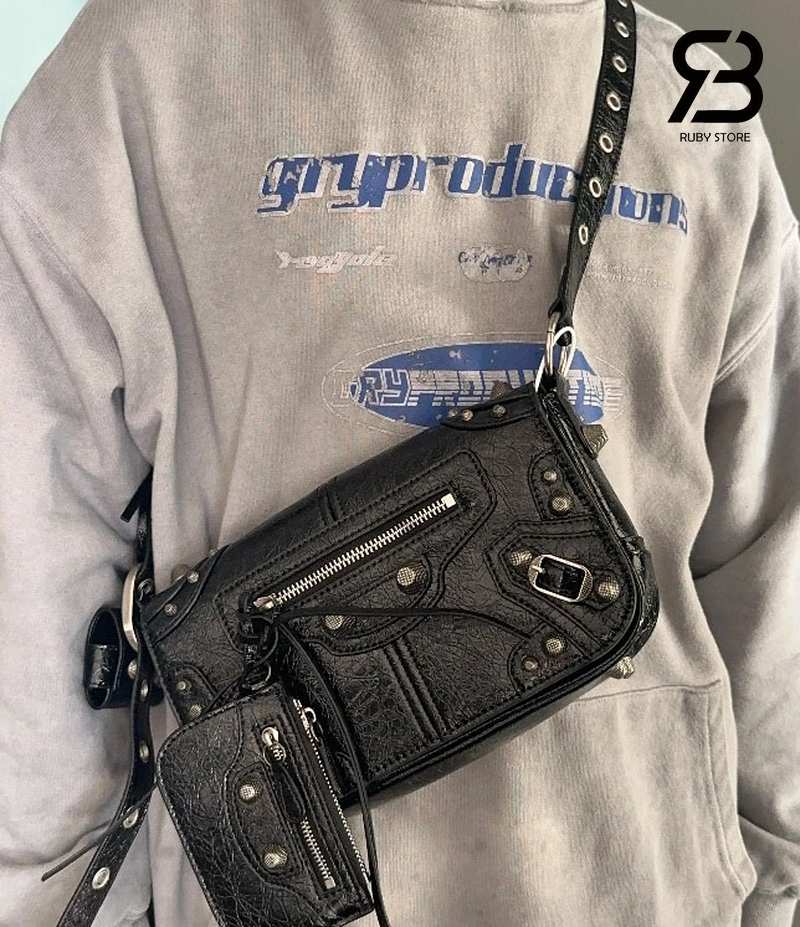 Nam đeo túi Balenciaga đen với áo hoodies màu xám