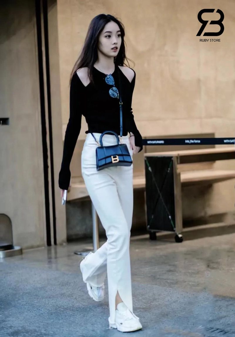 Nữ mang túi Balenciaga màu đen phối đồ quần jean trắng và áo đen