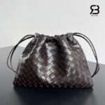 Túi Bottega Veneta Dustbag Medium Fondant Intrecciato Calfskin 32CM Nâu Cà Phê góc nghiêng chi tiết