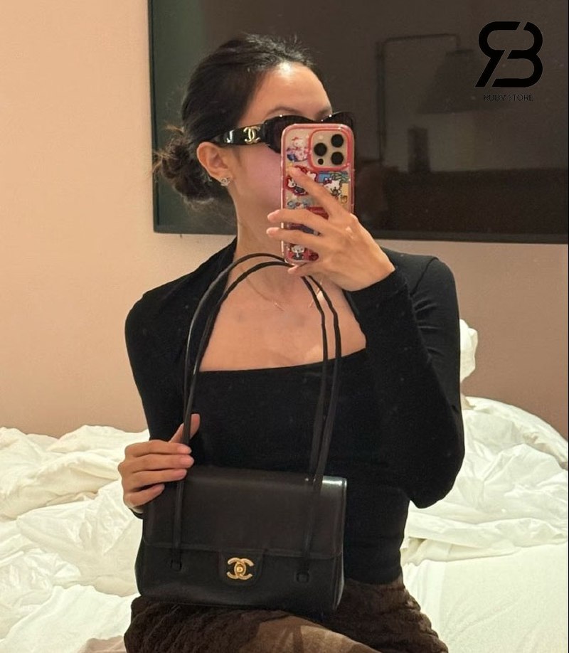 Phối outfit váy đen với túi Chanel 26P Preppy Coco màu đen
