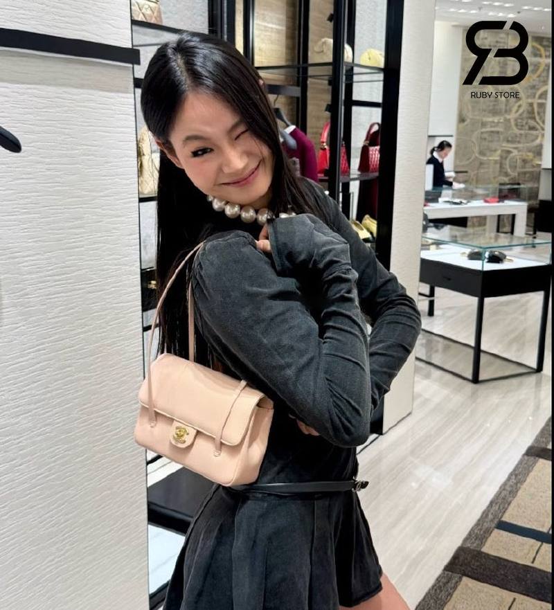 Phối outfit thương ngày với túi Chanel 26P Preppy Coco màu đen