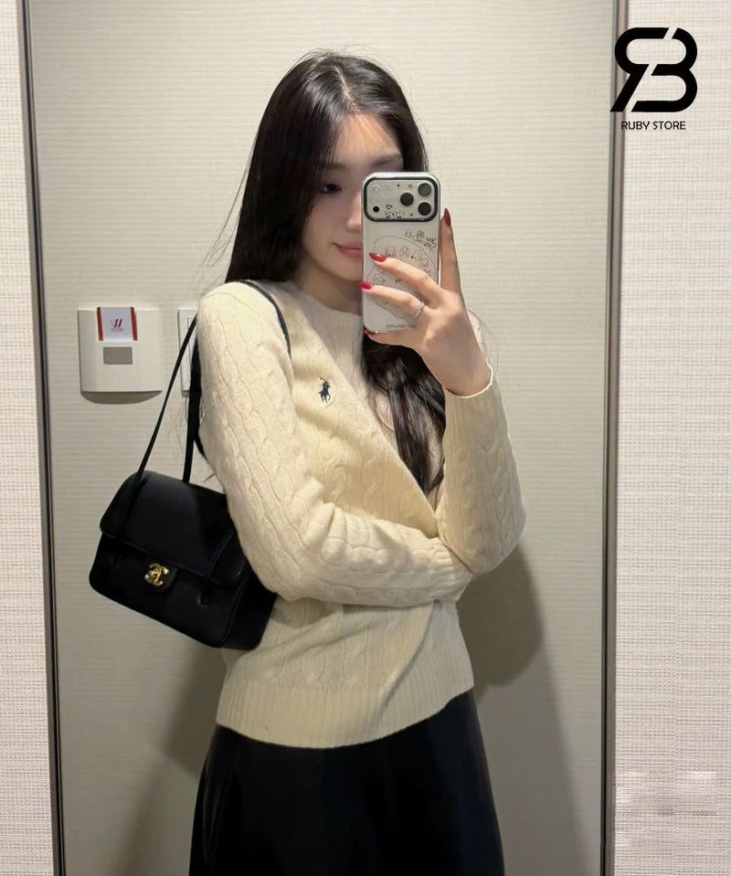 Phối outfit công sở với túi Chanel 26P Preppy Coco màu đen