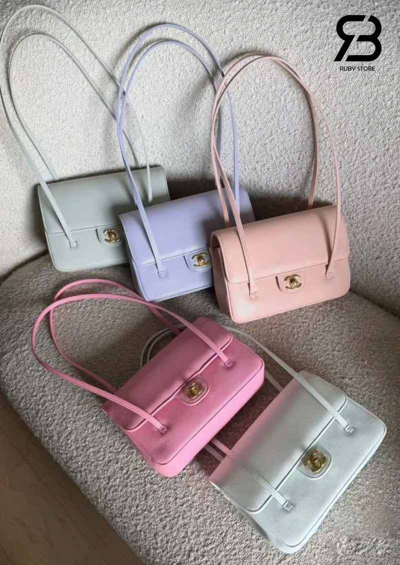 5 màu sắc của Túi Chanel 26P Preppy Coco trên ghế