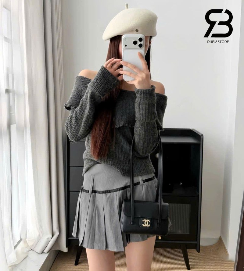 Phối outfit váy xám với túi Chanel 26P Preppy Coco màu đen