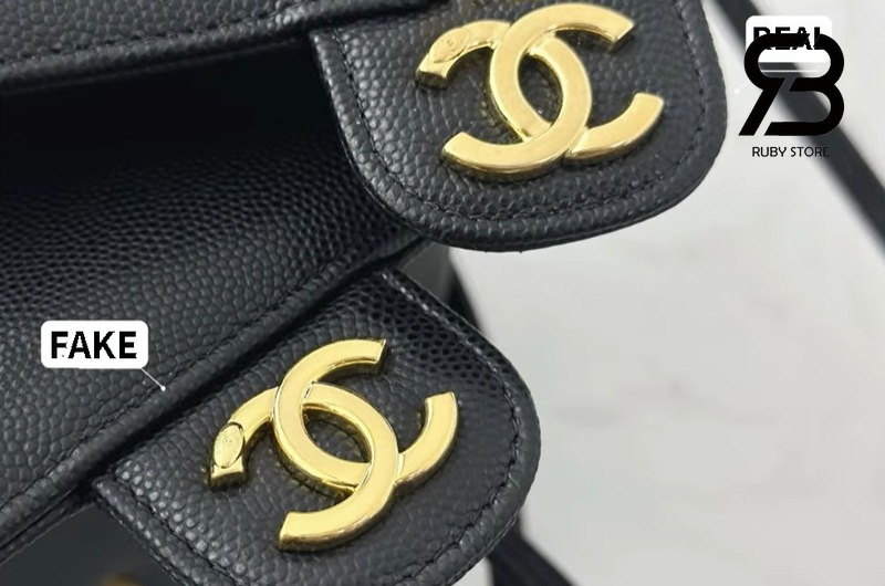phân biệt túi Chanel 26P Preppy Coco real và fake qua logo trên nắp flap