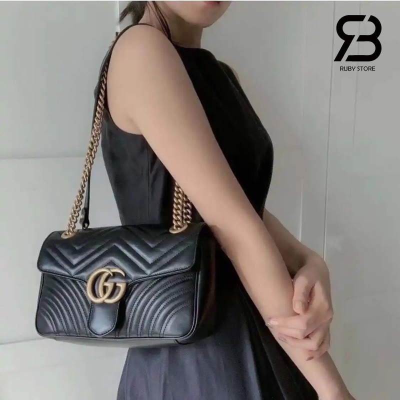 Nữ mặc váy màu đen phối túi Gucci Marmont