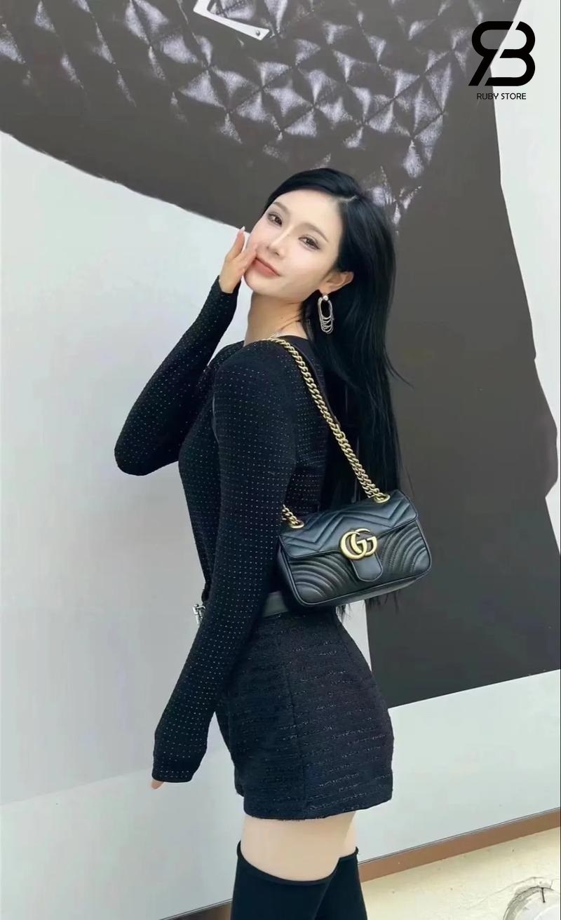 Nữ mặc váy màu đen phối túi Gucci Marmont