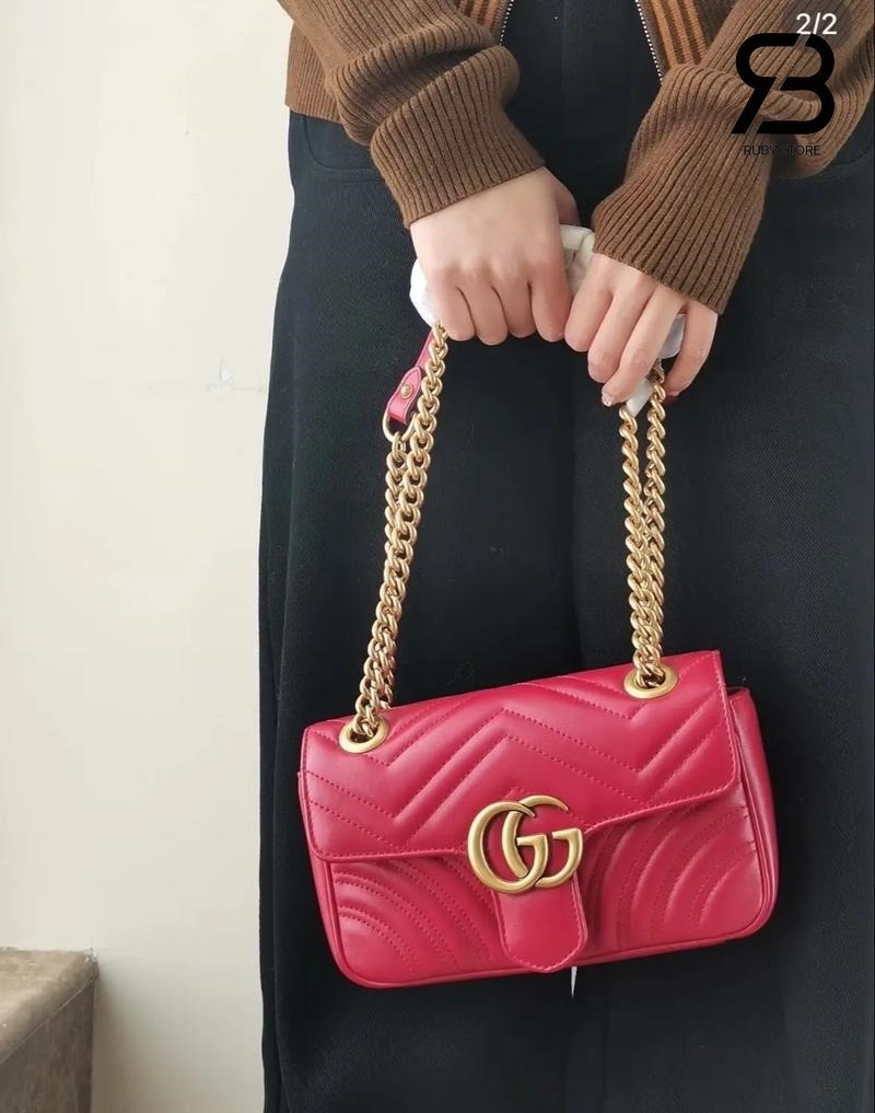 Túi Gucci Marmont màu đỏ phối váy đen và áo cardigan màu nâu