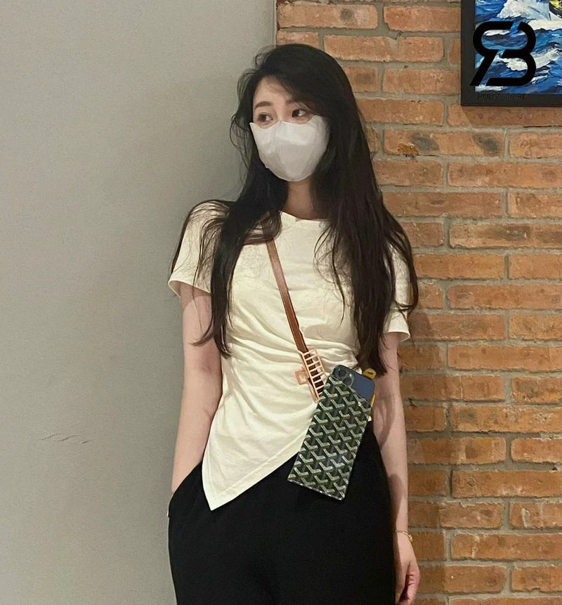 Nữ đeo ví Goyard màu xám phối áo trắng quần đen