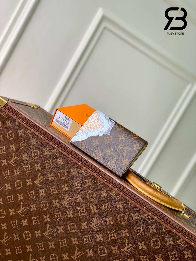 Ví LV Passport Cover Travels With Monogram Canvas M25753 sang trọng và đẳng cấp.
