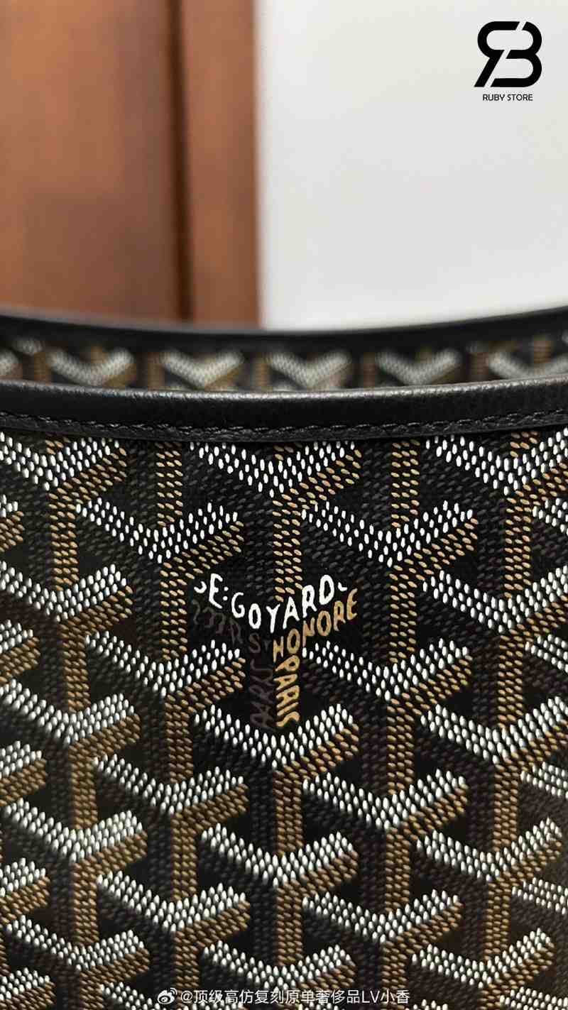 Logo Goyard trên túi màu đen