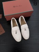 Giày Loro Piana Summer Charms Walk Loafer Suede Pearl Powder góc nghiêng chi tiết