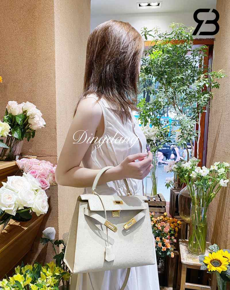 Nữ mang túi hermes kelly da đà điểu màu kem