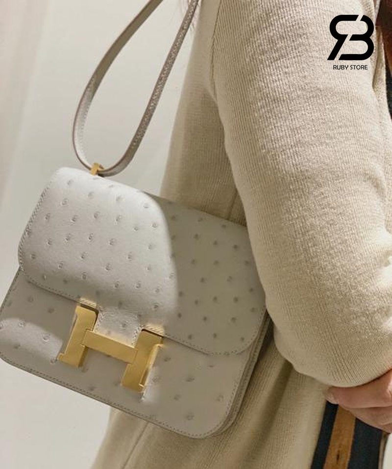 Nữ mang túi hermes Constance da đà điểu màu kem