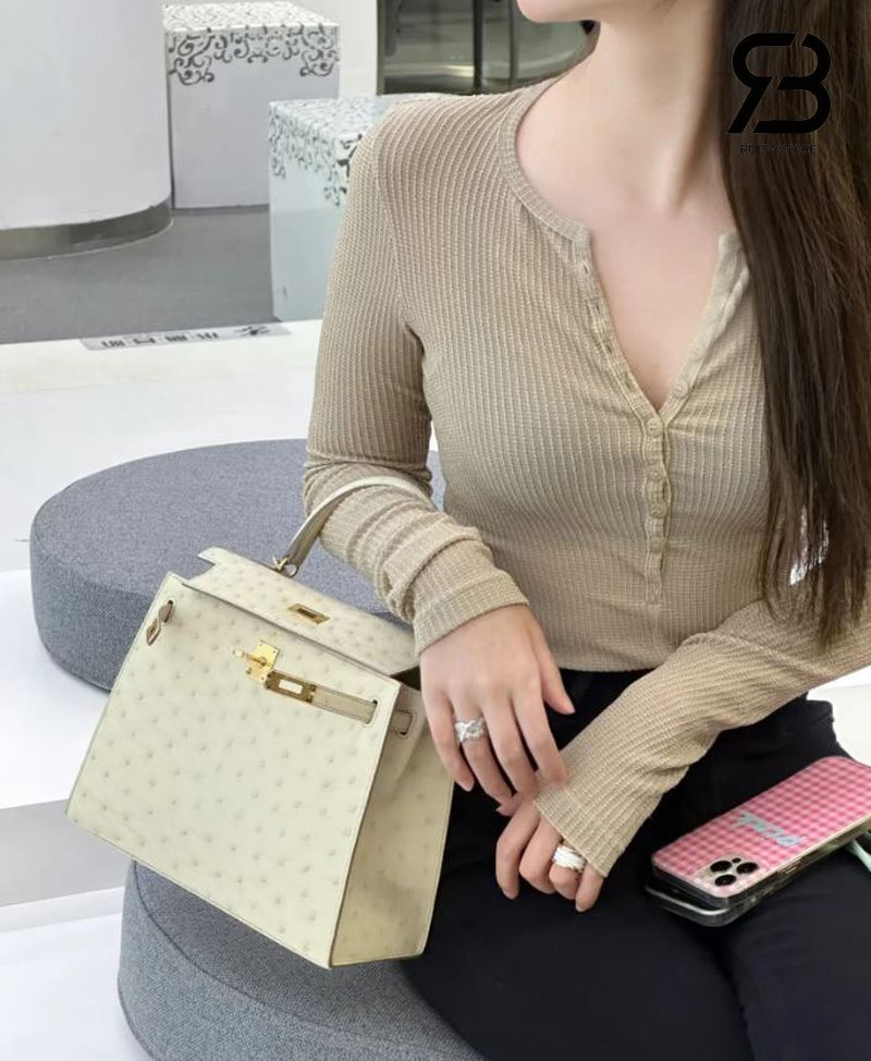 Nữ mang túi hermes kelly da đà điểu màu kem