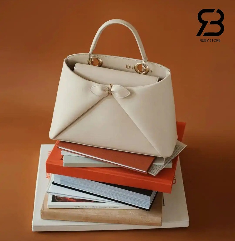 Túi Dior Cigale màu trắng trên mấy quyển sách