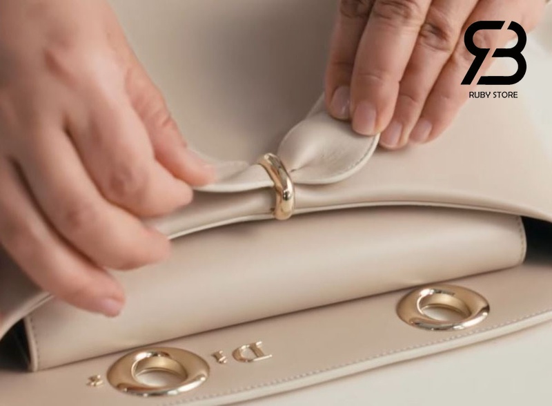 Cấu trúc nơ trên túi Dior Cigale