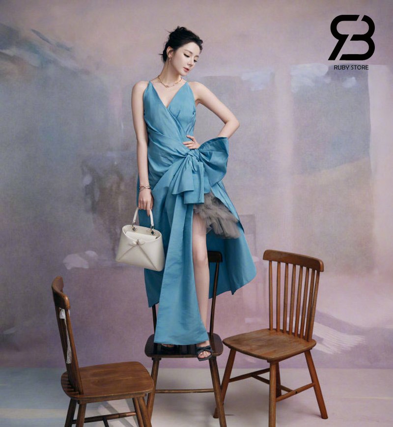 Túi Dior Cigale màu trắng kết hợp váy màu xanh dương