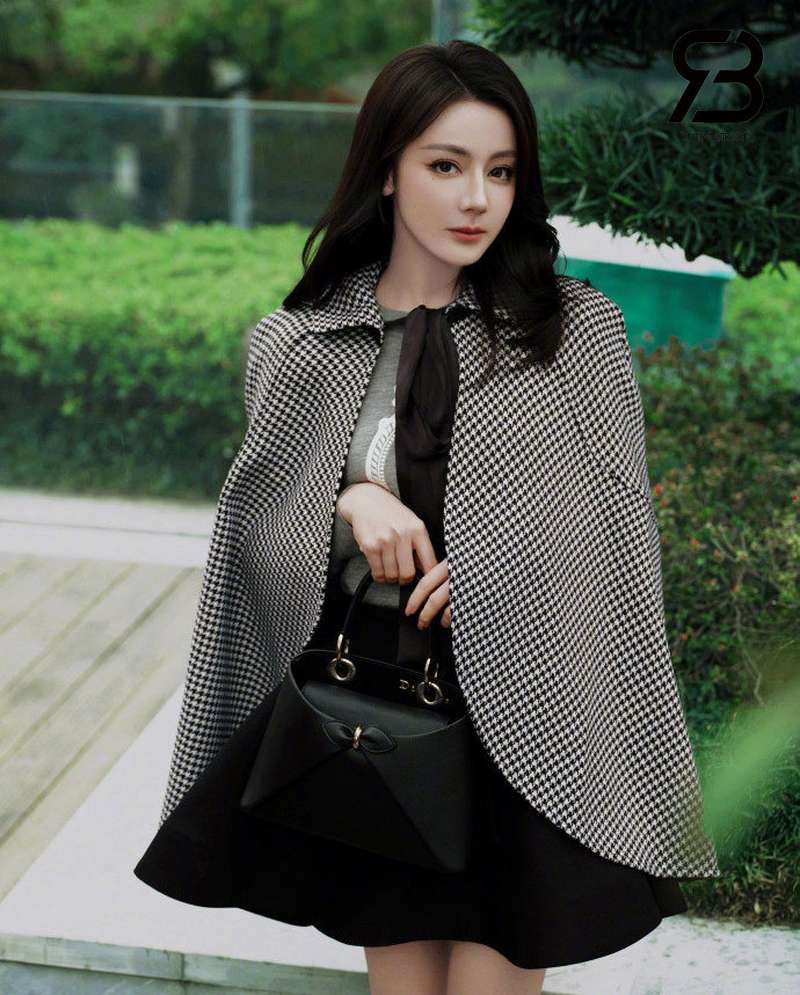 Outfit áo khoác ngoài với túi Dior Cigale màu đen