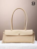 Túi Chanel Baguette SS26 Small Shopping Bag Beige Best Pháp góc nghiêng chi tiết