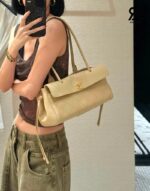 Túi Chanel Baguette SS26 Small Shopping Bag Beige Best Pháp, chi tiết logo và khóa