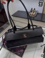 Túi Chanel Baguette SS26 Small Shopping Bag Black Best Pháp góc nghiêng chi tiết