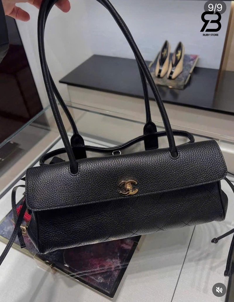 Túi Chanel Baguette SS26 Small Shopping Bag Black Best Pháp góc nghiêng chi tiết